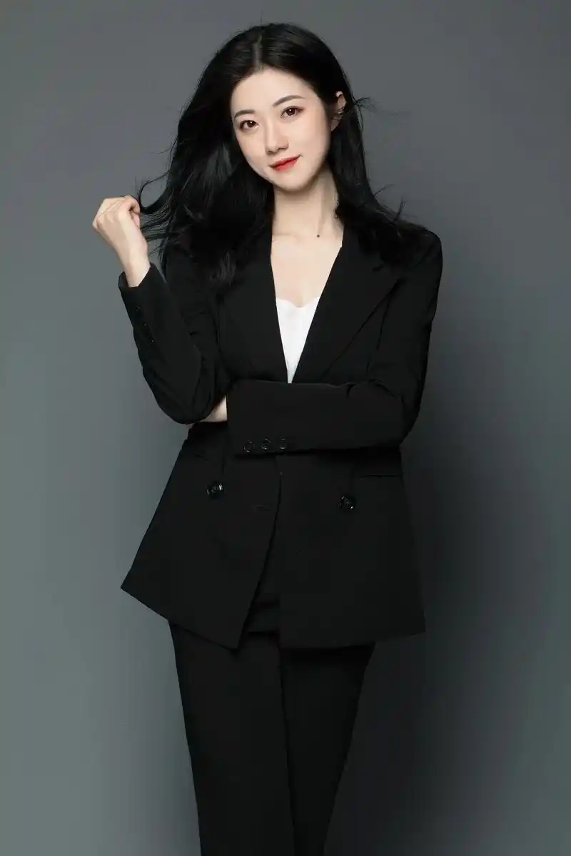 职业照变化 感觉像三个人哈哈06.#形象照 #职业装 #房地 - 抖音