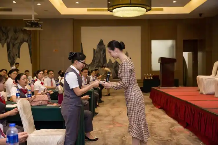 老师与学员互动,开展递接礼仪场景演示