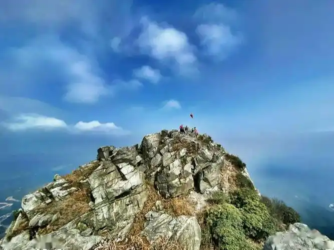 大罗山,也叫天子山,位于清远市清城区高田与清新区鱼嘴交界处,它是