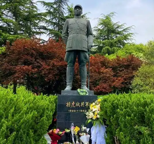 原创1949年杨虎城遗体挖掘的现场双手被反绑脸部被强酸腐蚀