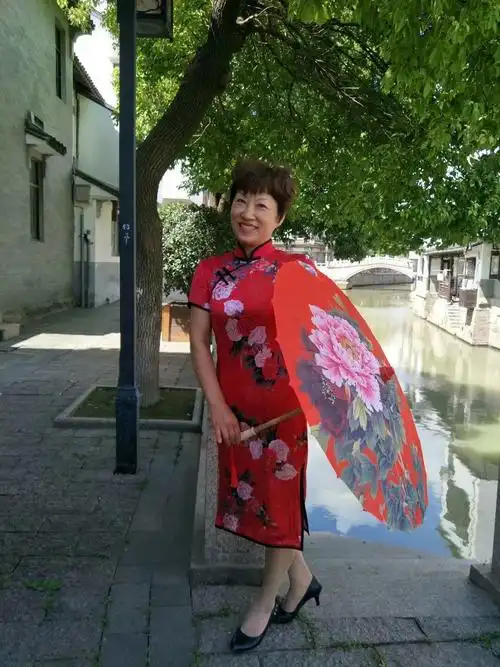 11,旗袍的美在于韵味,在于举手投足间女人柔美风情温婉的韵味.