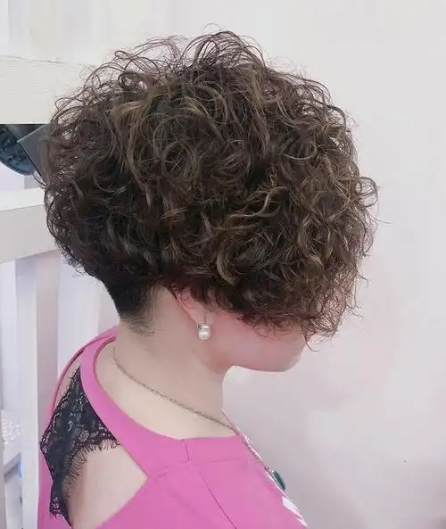 塑造时尚气质短发美女2021中短发烫发推荐中短水波纹发型时髦又减龄