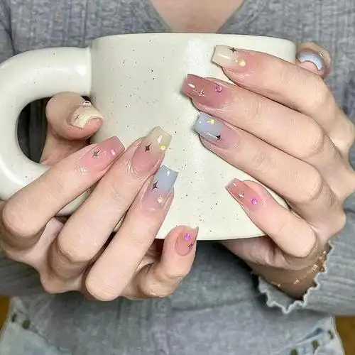 夏天到了,是不是想换一款清爽又时尚的美甲呢?