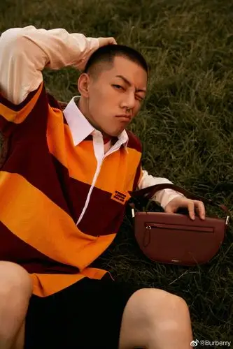 早秋落日下,歌手@casper_卡斯柏身穿@burberry,搭配新款#olympia包