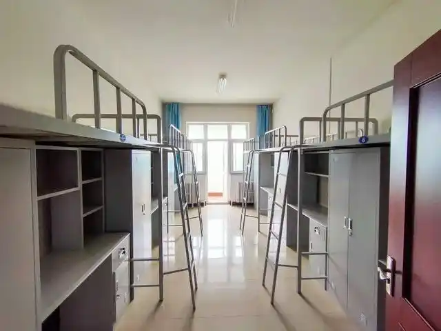 我校东西校区共有9个宿舍楼,居住着一万多名学生.