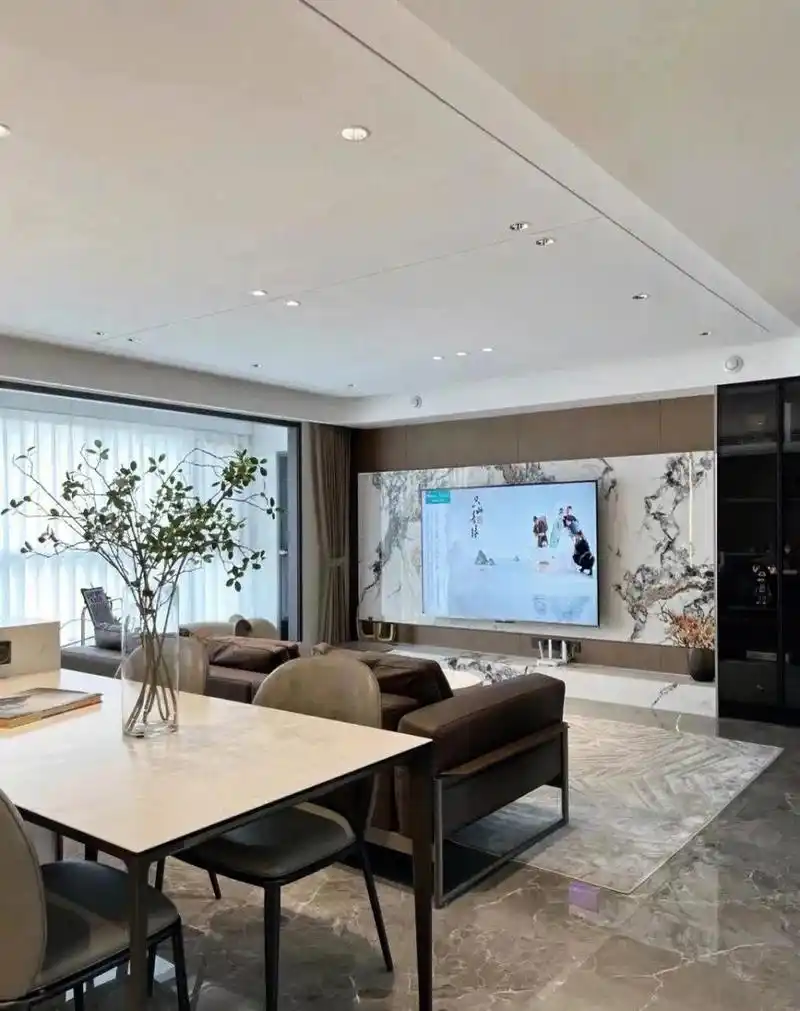 横厅现代轻奢风客厅实景案例,高级时尚感满满的.