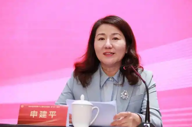 申建平代表市侨联常委会作工作报告.