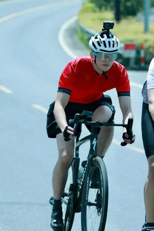 网友西湖偶遇吴磊#真的是从小到大都喜欢骑自行车的吴磊啊04做准汉