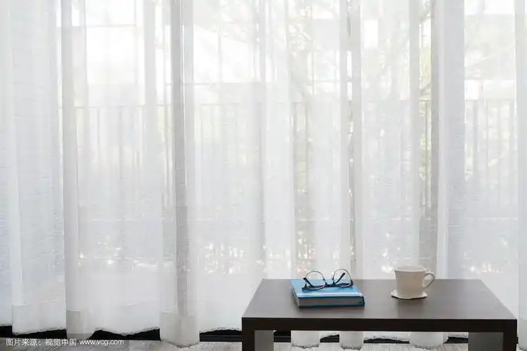 办公室书桌与现代眼镜上的书,白色咖啡杯上的白色窗帘背景纹理在客厅.