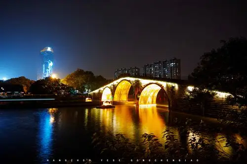 杭州拱宸桥现在属于杭州拱墅区拱宸桥街道,历史上,"宸"是指帝王住的