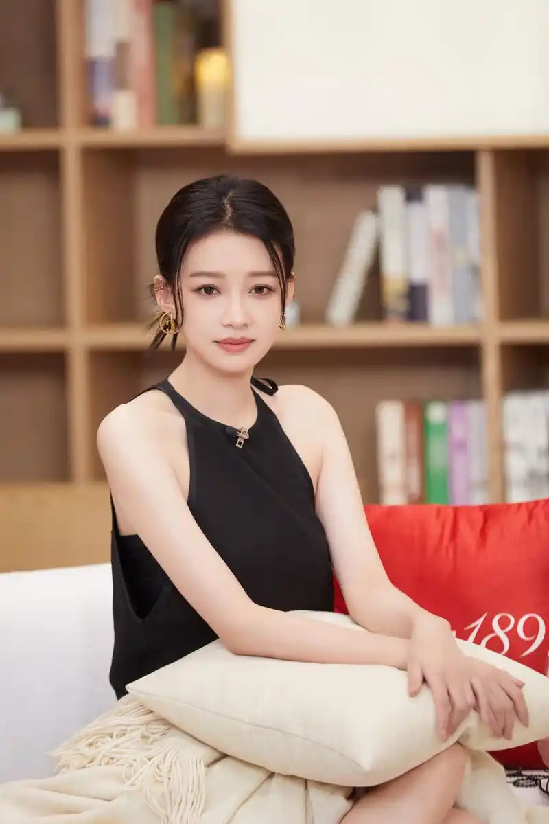 明星写真:孙怡访谈节目美照,俏脸精致黑色背心抹胸皮肤超白