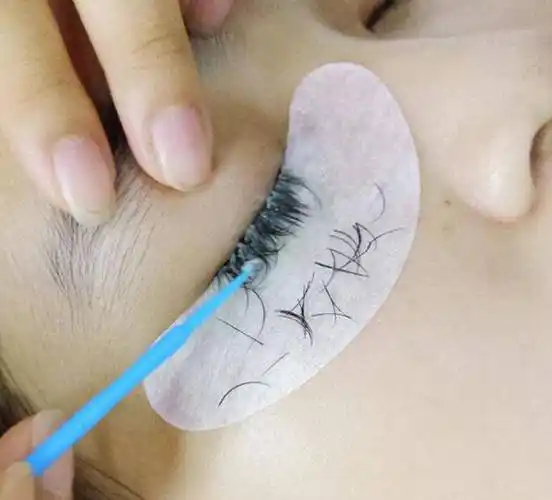 就是用一种强力的黑色胶膏把假睫毛和自己的睫毛在跟部粘在一起,可是