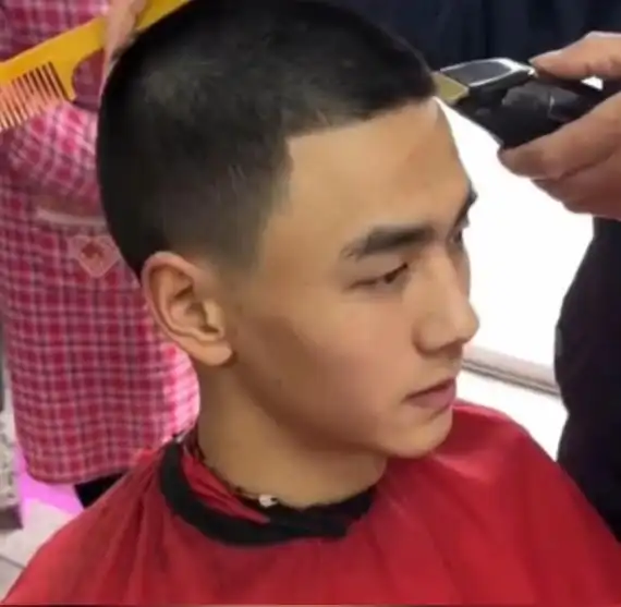 小伙参军入伍前去理发店剪寸头,自称第一次剪这么短,网友:剪完以后更
