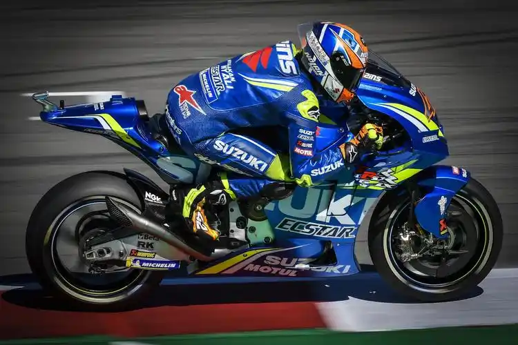 高清图:motogp荷兰站 马奎斯混战绞杀惊险夺冠