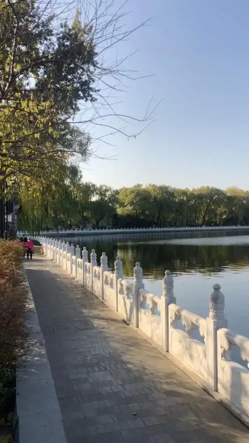 什刹海公园的风景很好,这里有一群唱京戏的老年人.