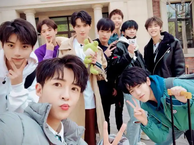 青春有你一二季选手提前同台李汶翰许佳琪领衔青春亚洲