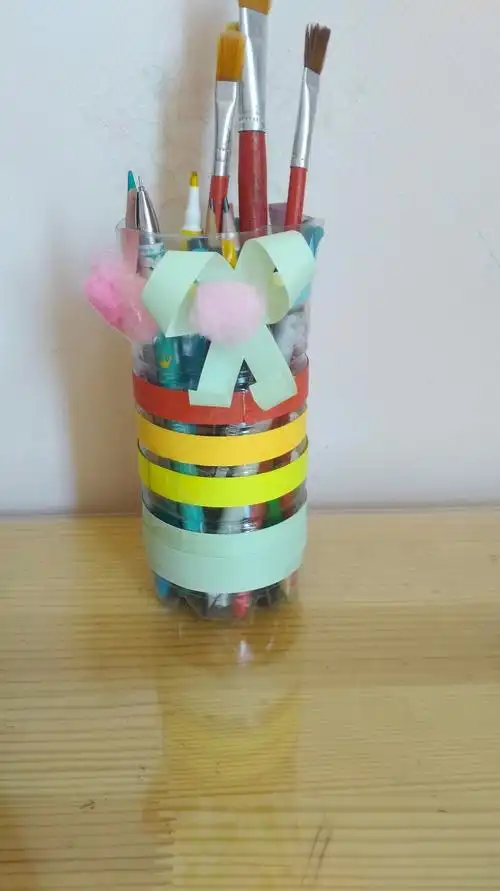 美术课做手工,废物利用,用矿泉水瓶给自己做个笔筒.