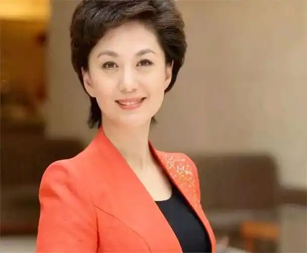 央视《新闻联播》主持人海霞,丈夫是清华教授,女儿比妈还漂亮