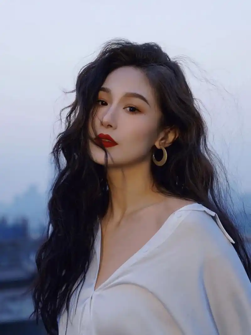 我最近沉迷于复古港风的那种卷发无法自拔[大哈]所以我买了一个港风的