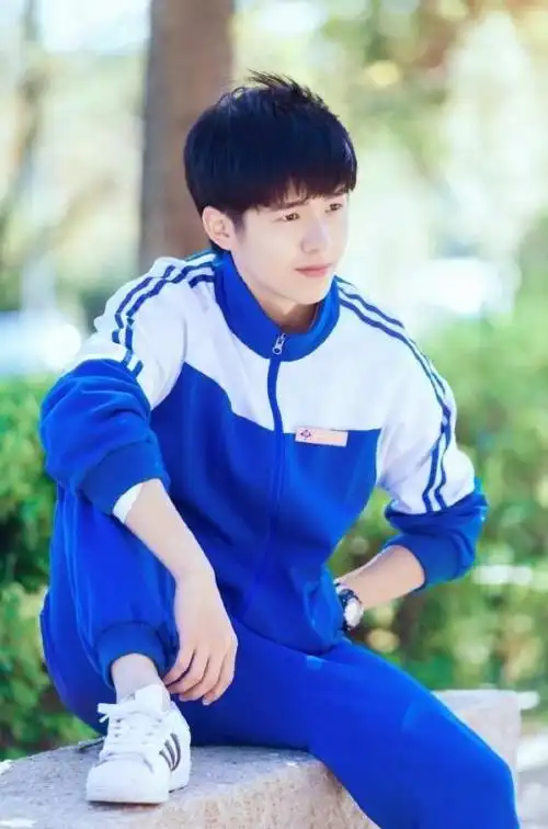 高中生男穿衣搭配图片(李易峰身穿蓝白校服出席活动) - 赤虎壹号