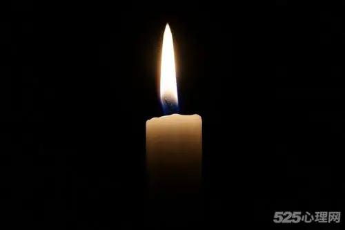 爷爷嘴巴里啃着青枣,感觉到有些累