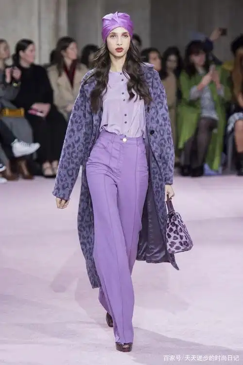紫色衣服搭配什么颜色的裤子美?牛仔裤或黑裤子都行,简单又洋气