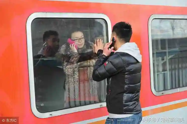 离别的车站图片6张车站离别的催泪照片寒风中老人双手