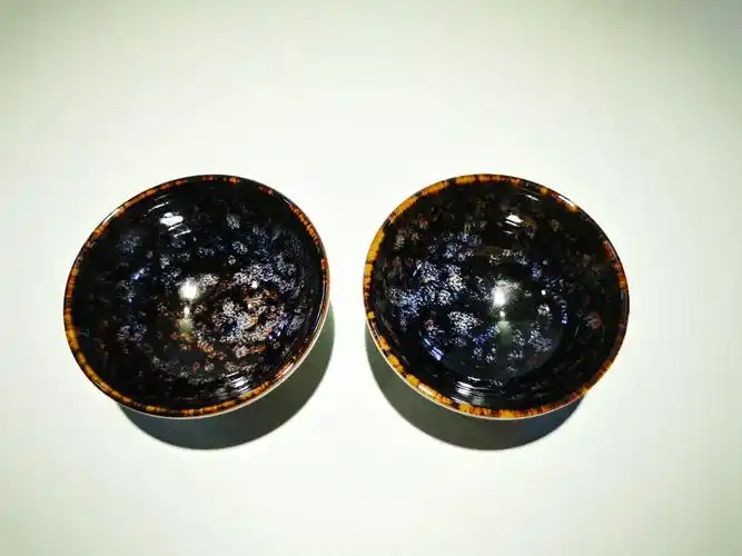 售价:2880元小盏施黑釉后再施窑变釉入窑高温烧成,窑变釉变化莫测.
