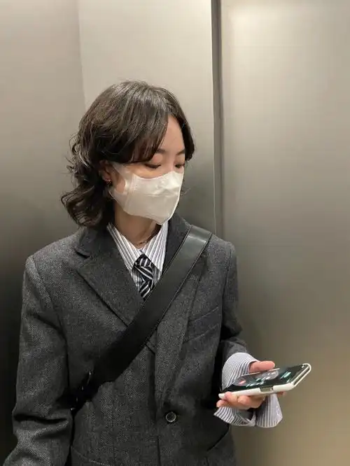 女生穿西装打领带上班很奇怪吗