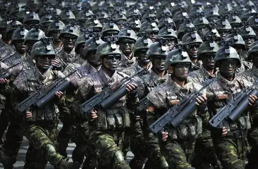 身穿新型装具,佩戴夜视镜,携带大容量滚筒式弹匣步枪的朝鲜特种部队