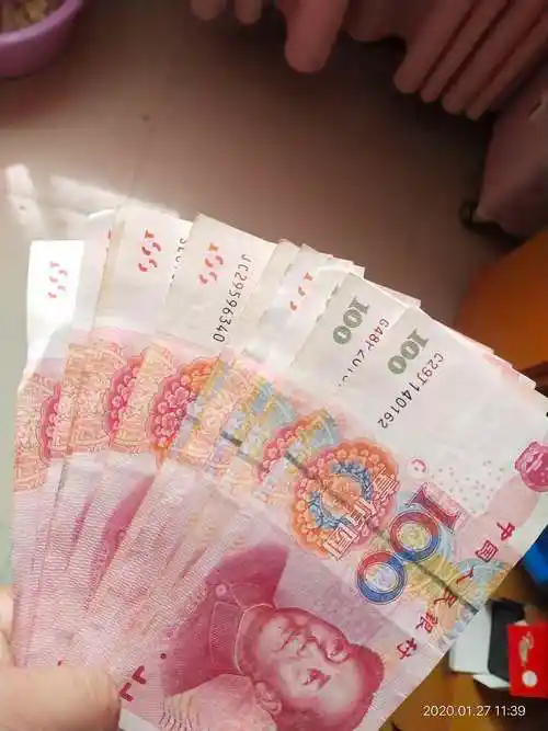 再发一次兄弟们求一张手里1000块钱左右的现金图片在家里拍的别太假
