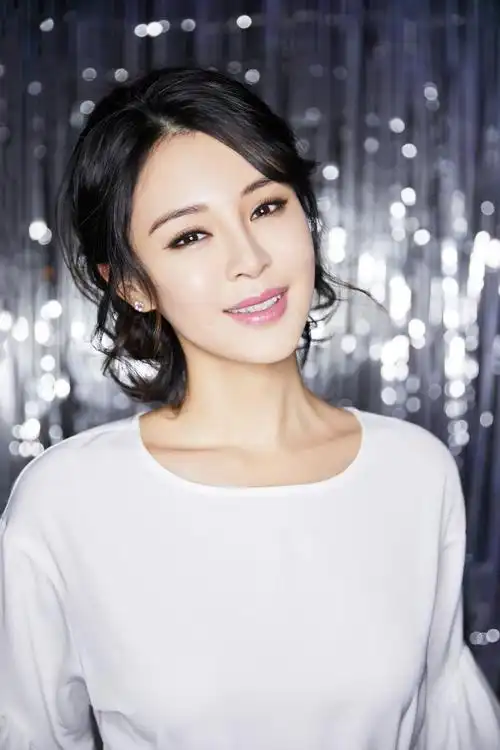 关悦最新大片曝光 灵动微笑诠释明媚清欢