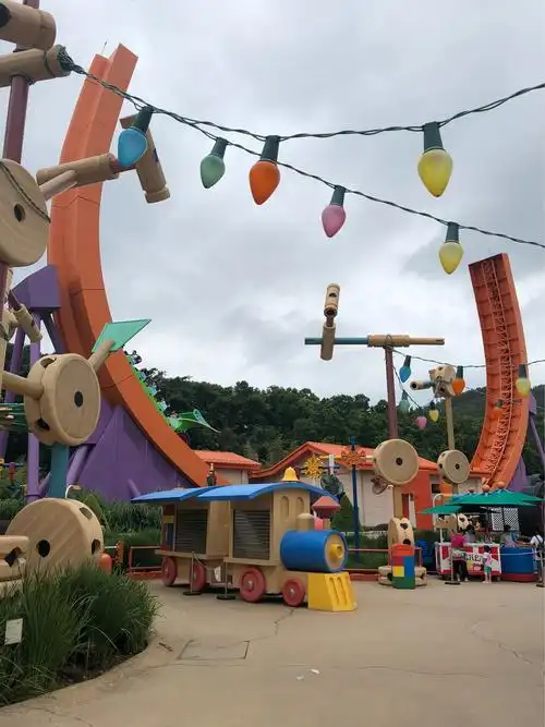 看着都让人恐惧的u型过山车.