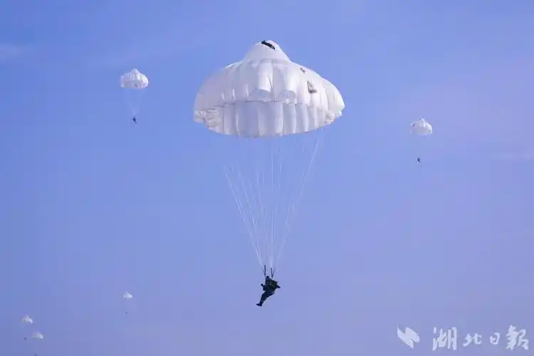 孝感军分区首次组织民兵参与保障空降兵跳伞行动