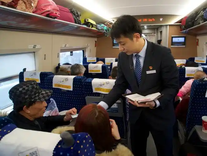 春运中的男乘务冲奶粉缝扣子当护工样样精通