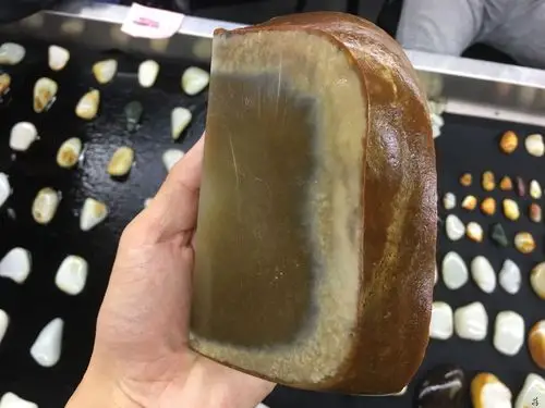 石头里藏的是和田玉么?