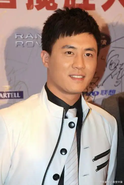 说到杜淳,可算是结婚生子了,那么晚结婚,是受到父母离婚的影响