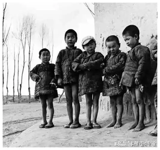 生产队时候农村家庭孩子生的多,这也是造成农民贫穷的原因之一
