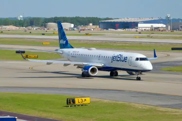 捷蓝航空小飞机e190