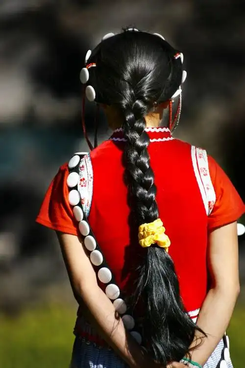 云南大辫子姑娘,又粗又黑又亮的大辫子让人目不暇接,浮想翩翩.