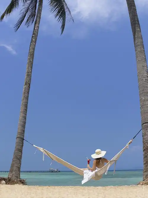 躺在吊床的沙滩美女高清图片