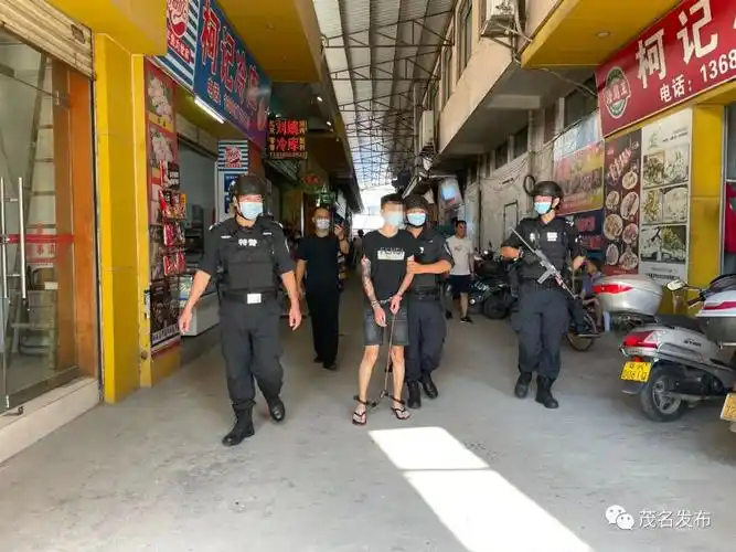 撬盗商铺犯罪团伙成员指认现场.