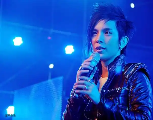 歌手潘美辰晒近况,满脸胡茬认不出,曾和同性亲吻52岁仍单身