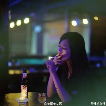 酒吧里喝酒的极品性感美女长腿翘臀寂寞颓废极致诱惑人体艺术图片