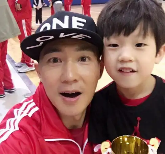 刘畊宏晒儿子近照,长发造型被认成小泡芙,只为给患癌朋友做假发