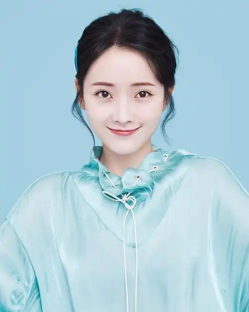 曾用名王迩忆璇,出生于1995年3月14日,中国内地影视女演员