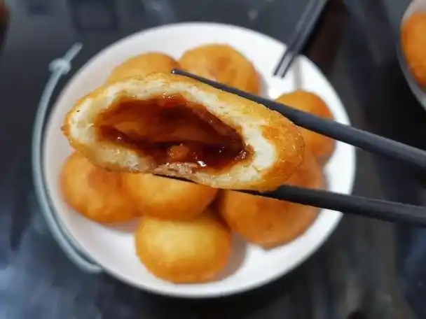 炸糖糕属于北方的特色小吃,在夜市,早餐,小吃街,农村大集上很常见,这