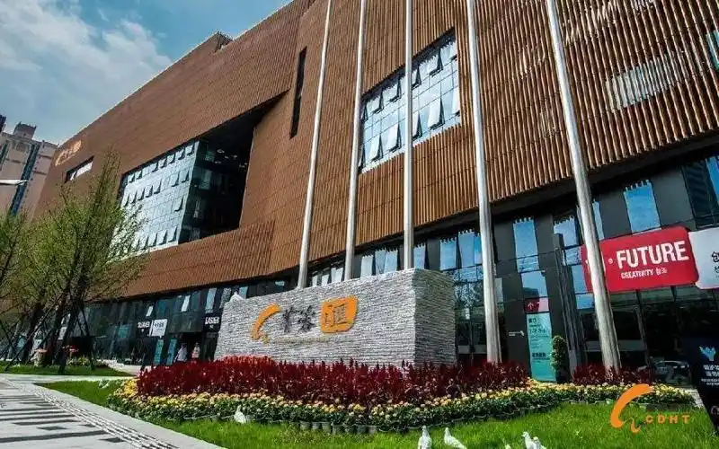 全面推进党和群团建设为产业发展提供党群保障