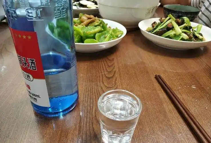 今晚家里来客人,媳妇做了一桌菜,我喝了4两白酒1瓶啤酒_沂南_什么