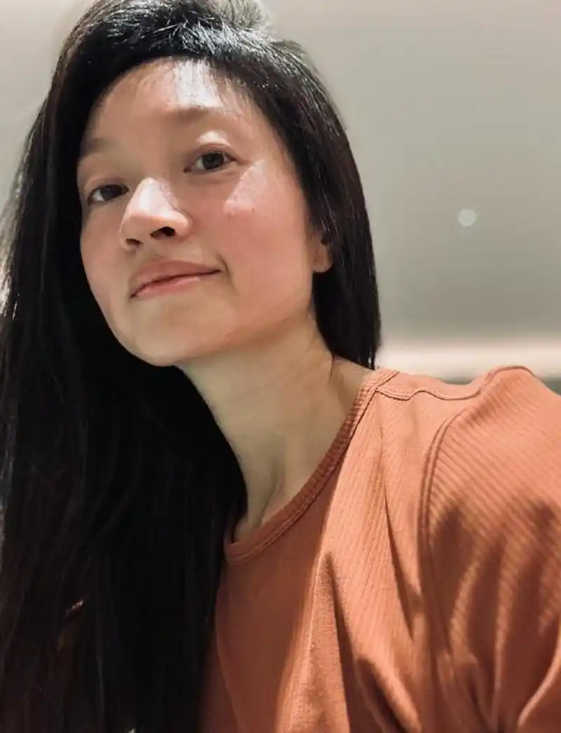 朱亚文老婆沈佳妮近照引热议,嘴唇发白面色憔悴,看上去就像大病初愈一